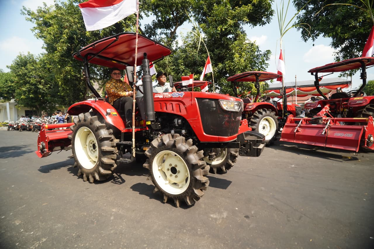 Dukung Peningkatan Produksi, Mas Dhito Salurkan 216 Bantuan Alsintan untuk Petani Kediri