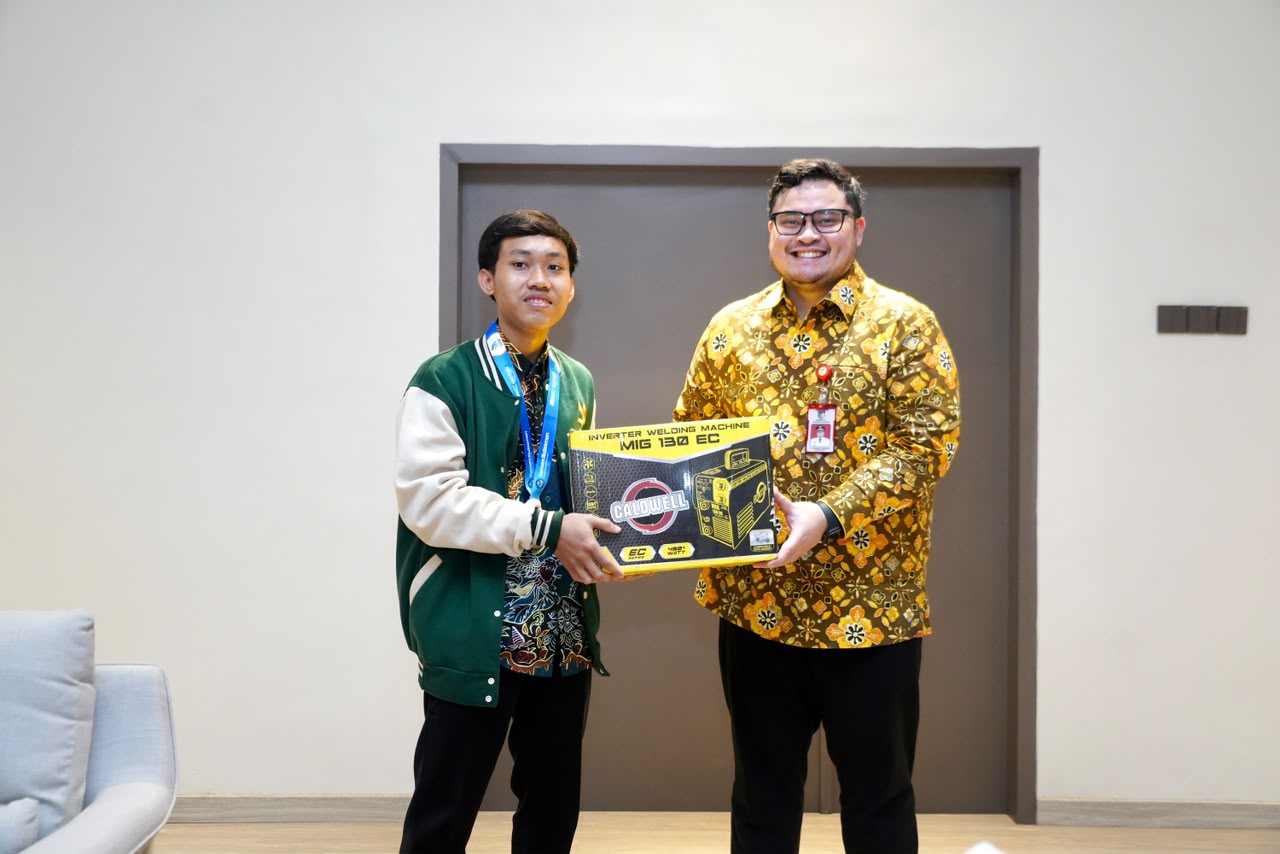 Bangga, Mas Dhito Beri Beasiswa Pelajar Peraih Medali Emas LKS Nasional 2026