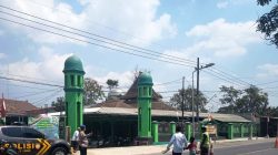 Ciptakan Suasana Nyaman, Polsek Lodoyo Barat Kademangan Kawal Salat Jumat
