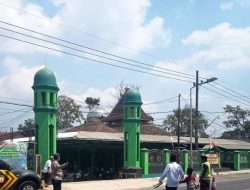 Ciptakan Suasana Nyaman, Polsek Lodoyo Barat Kademangan Kawal Salat Jumat