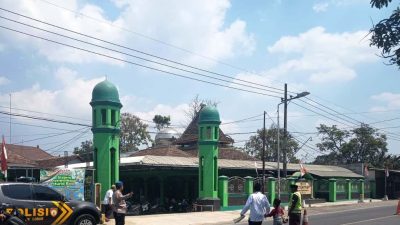 Ciptakan Suasana Nyaman, Polsek Lodoyo Barat Kademangan Kawal Salat Jumat