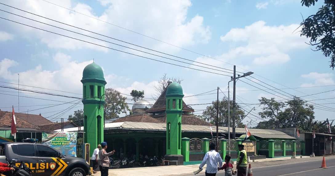 Ciptakan Suasana Nyaman, Polsek Lodoyo Barat Kademangan Kawal Salat Jumat