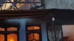 Korsleting Mesin Mobil Picu Kebakaran, Rumah dan Tiga Kendaraan di Srengat Blitar Ludes