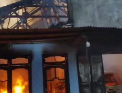 Korsleting Mesin Mobil Picu Kebakaran, Rumah dan Tiga Kendaraan di Srengat Blitar Ludes