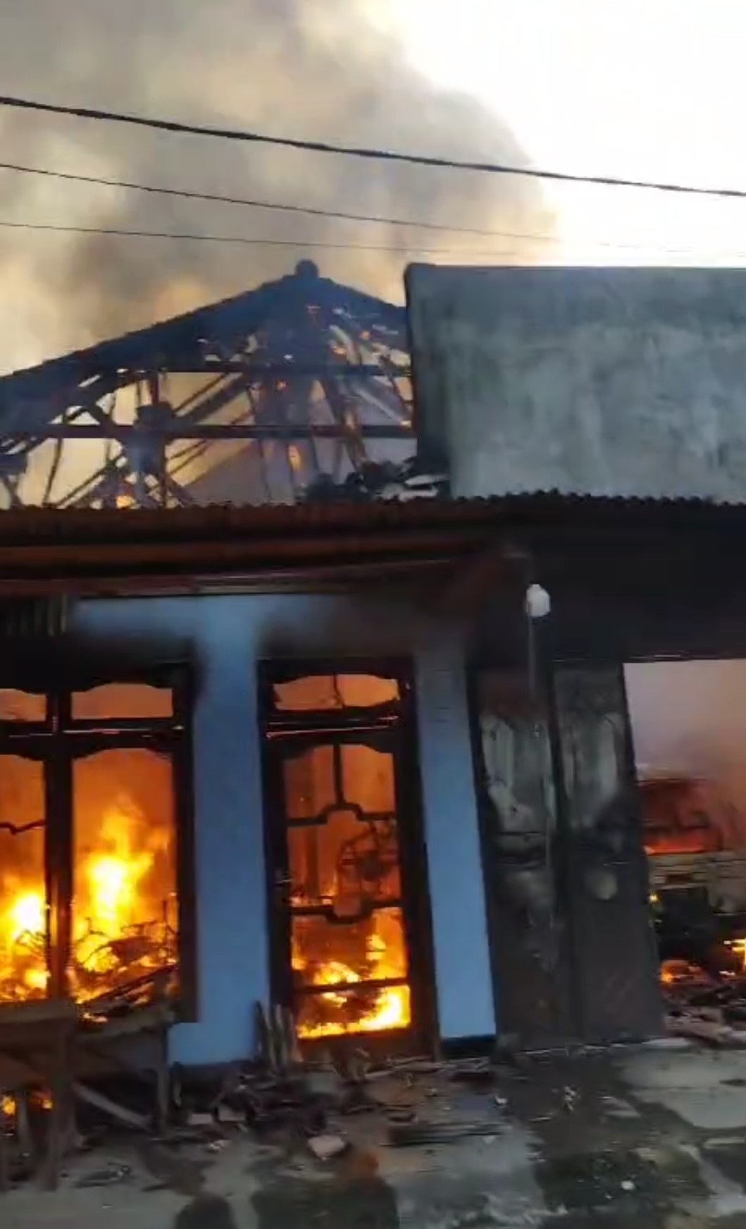 Korsleting Mesin Mobil Picu Kebakaran, Rumah dan Tiga Kendaraan di Srengat Blitar Ludes
