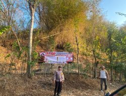 Antisipasi Karhutla, Polisi Blitar Edukasi Warga dan Pasang Banner Imbauan di Lereng Gunung Pegat