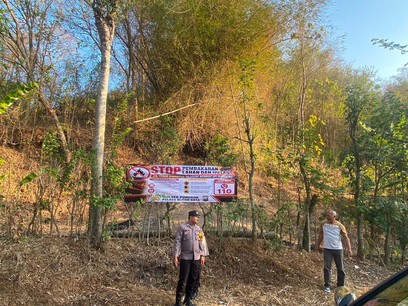 Antisipasi Karhutla, Polisi Blitar Edukasi Warga dan Pasang Banner Imbauan di Lereng Gunung PegatAntisipasi Karhutla, Polisi Blitar Edukasi Warga dan Pasang Banner Imbauan di Lereng Gunung Pegat