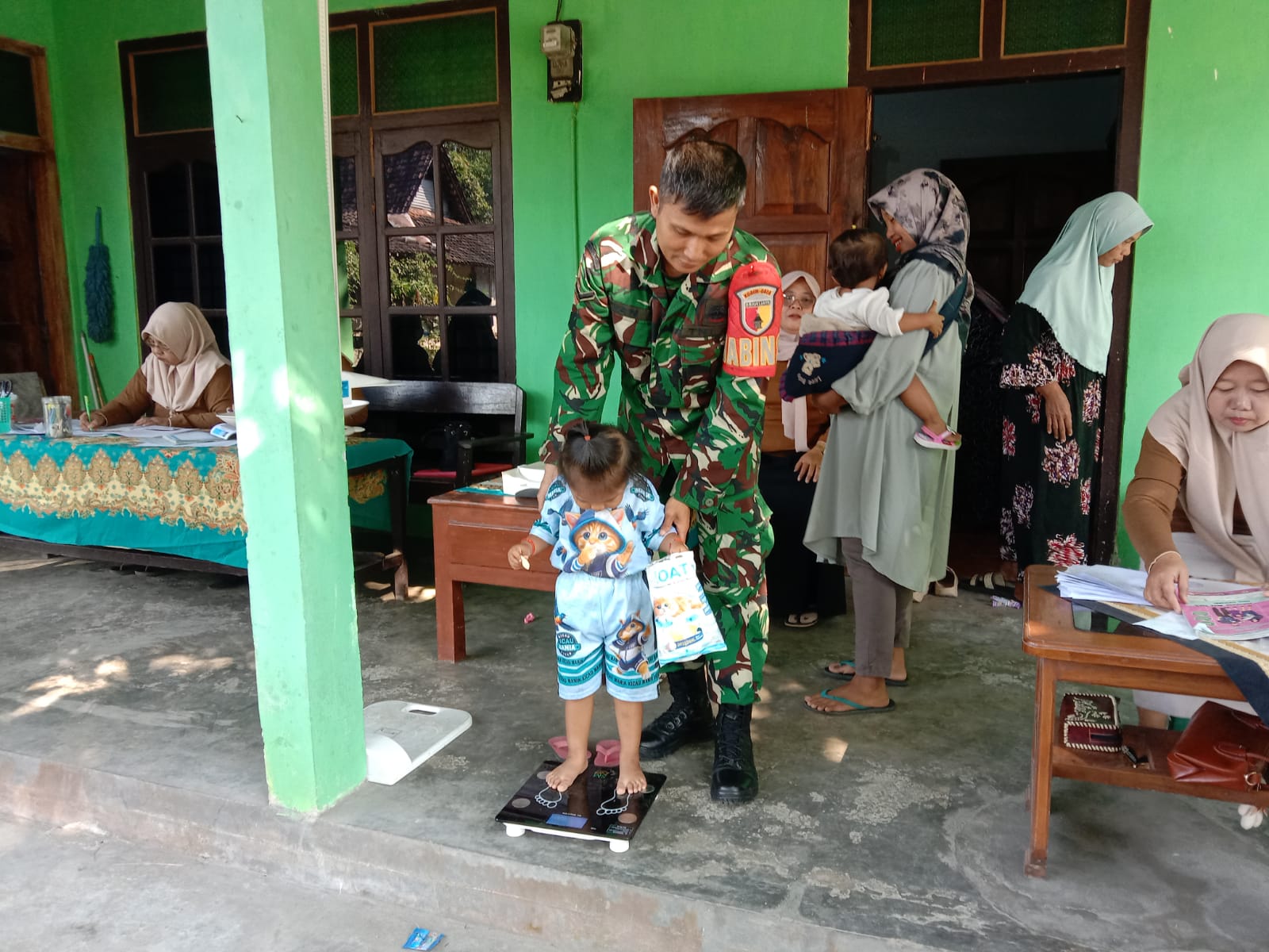 Cegah Stunting, Babinsa Kebonagung Dampingi Pelaksanaan Posyandu Integrasi