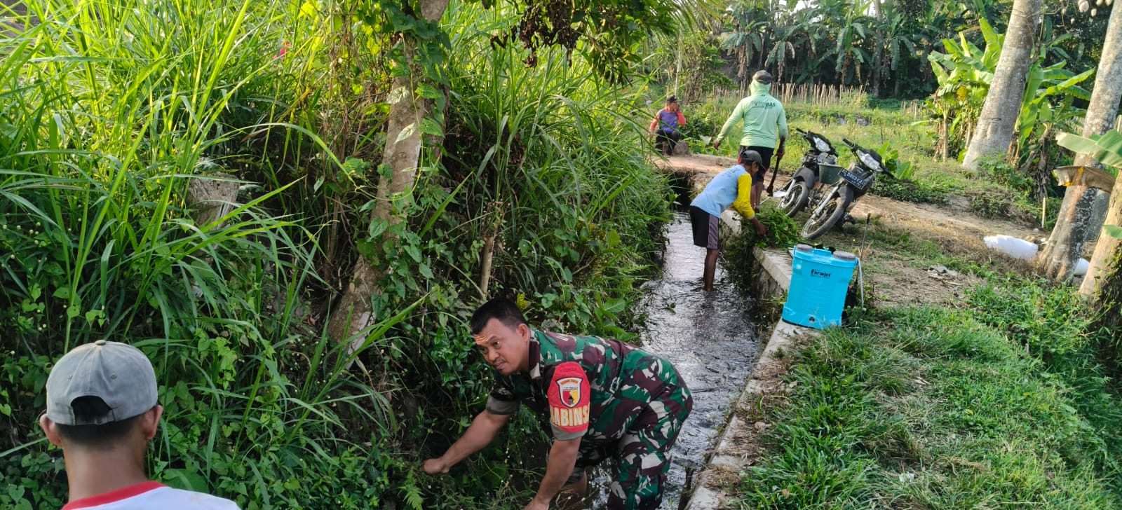 Dukung Ketahanan Pangan, TNI Bersama Petani Bersihkan Saluran Irigasi Sawah di Blitar