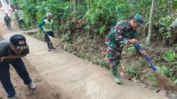 Ciptakan Lingkungan Sehat, Babinsa dan Warga Banggle Gotong Royong Bersihkan Permukiman