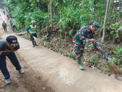 Ciptakan Lingkungan Sehat, Babinsa dan Warga Banggle Gotong Royong Bersihkan Permukiman