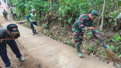 Ciptakan Lingkungan Sehat, Babinsa dan Warga Banggle Gotong Royong Bersihkan Permukiman