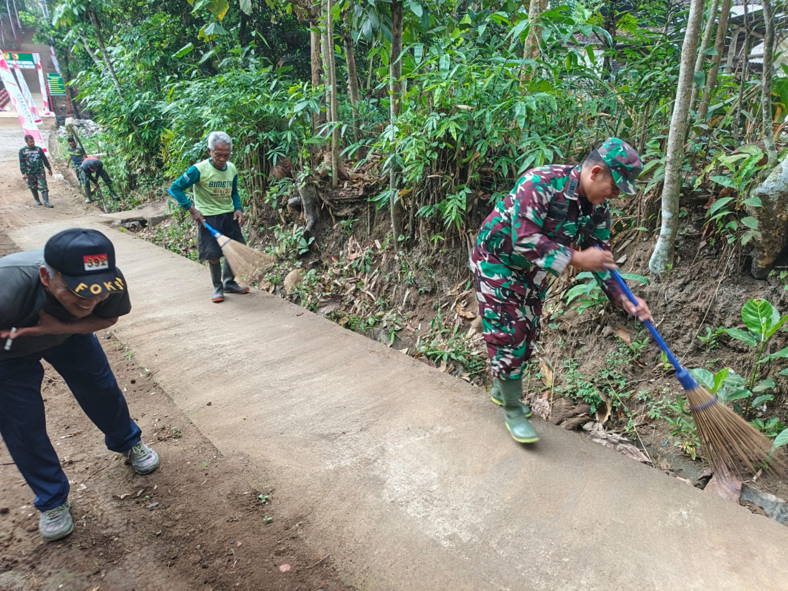 Ciptakan Lingkungan Sehat, Babinsa dan Warga Banggle Gotong Royong Bersihkan Permukiman