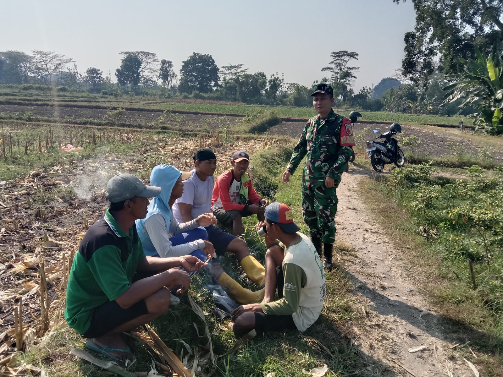 Serda Fiyan ketika bersama kelompok tani Sumber Makmur. (ist)