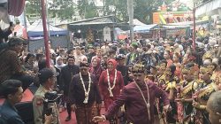 Ribuan Warga Padati Lodoyo, Air Bekas Jamasan Gong Kiai Pradah Jadi Rebutan