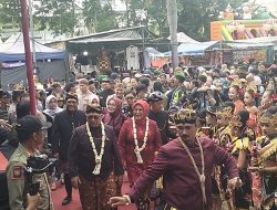 Ribuan Warga Padati Lodoyo, Air Bekas Jamasan Gong Kiai Pradah Jadi Rebutan