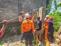 Cari Barang Bekas, Nenek 70 Tahun Terperosok ke Sumur Tua di Wlingi