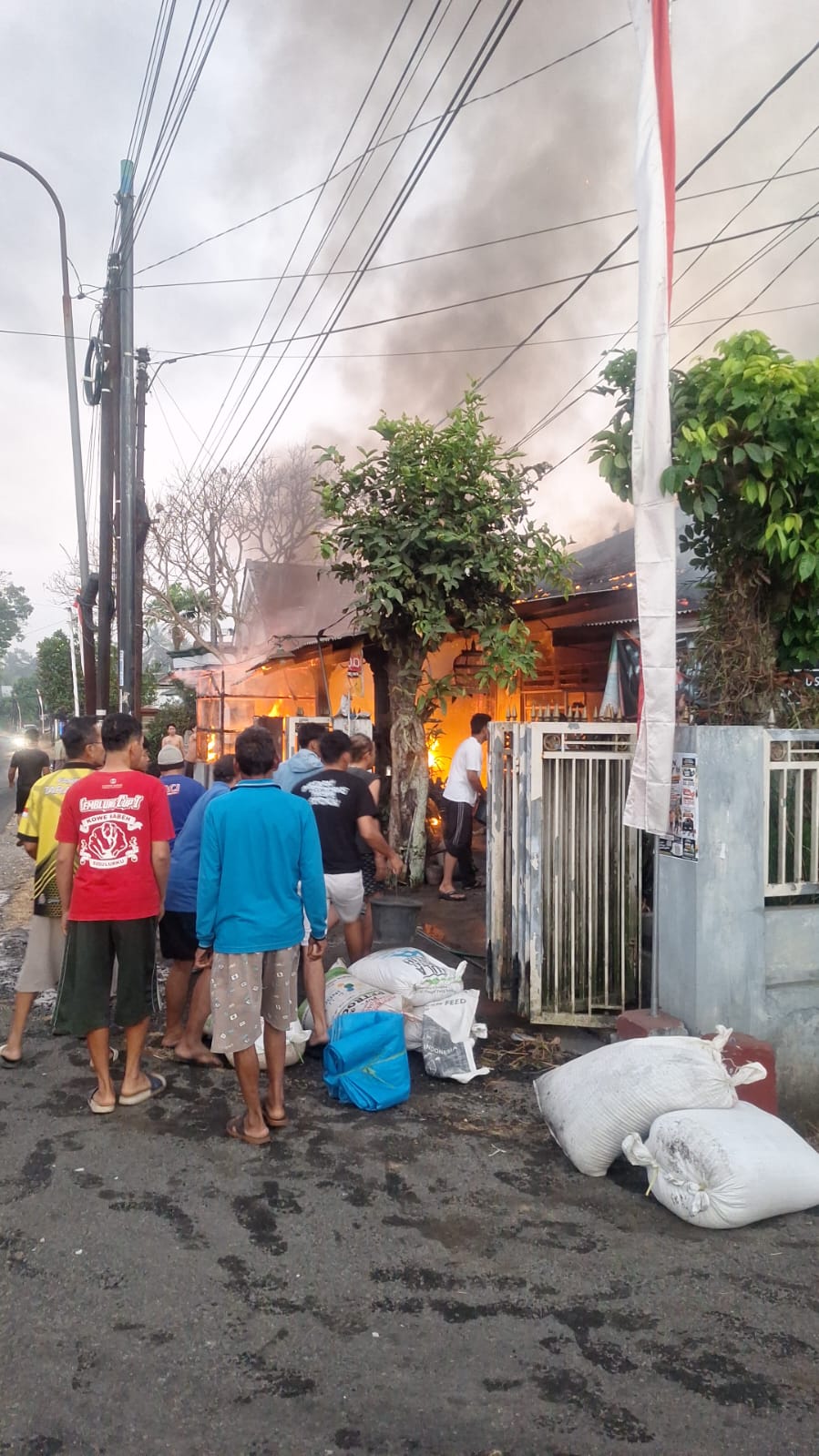 Nyalakan Kompor, Api Menyambar Botol BBM, Sekeluarga Terluka, Motor dan Uang Ikut Ludes