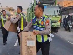 Diduga Mengantuk, Truk Bermuatan Kardus Terguling di Jalan Babat-Lamongan