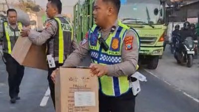 Diduga Mengantuk, Truk Bermuatan Kardus Terguling di Jalan Babat-Lamongan