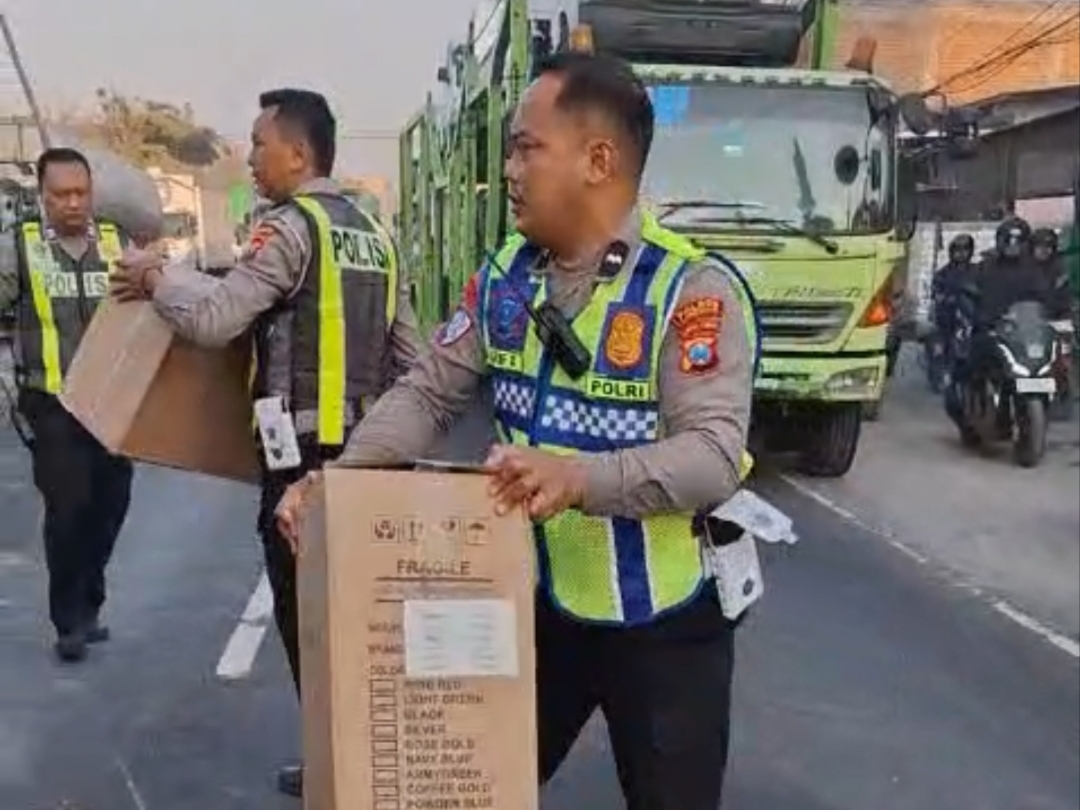 Diduga Mengantuk, Truk Bermuatan Kardus Terguling di Jalan Babat-Lamongan