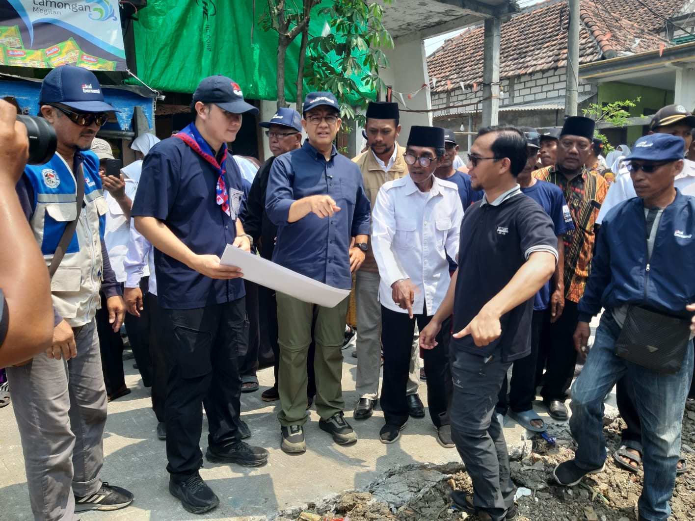 Tinjau Lokasi Jembatan Titian Persatuan di Lamongan, Anies Dorong Semangat Gotong Royong