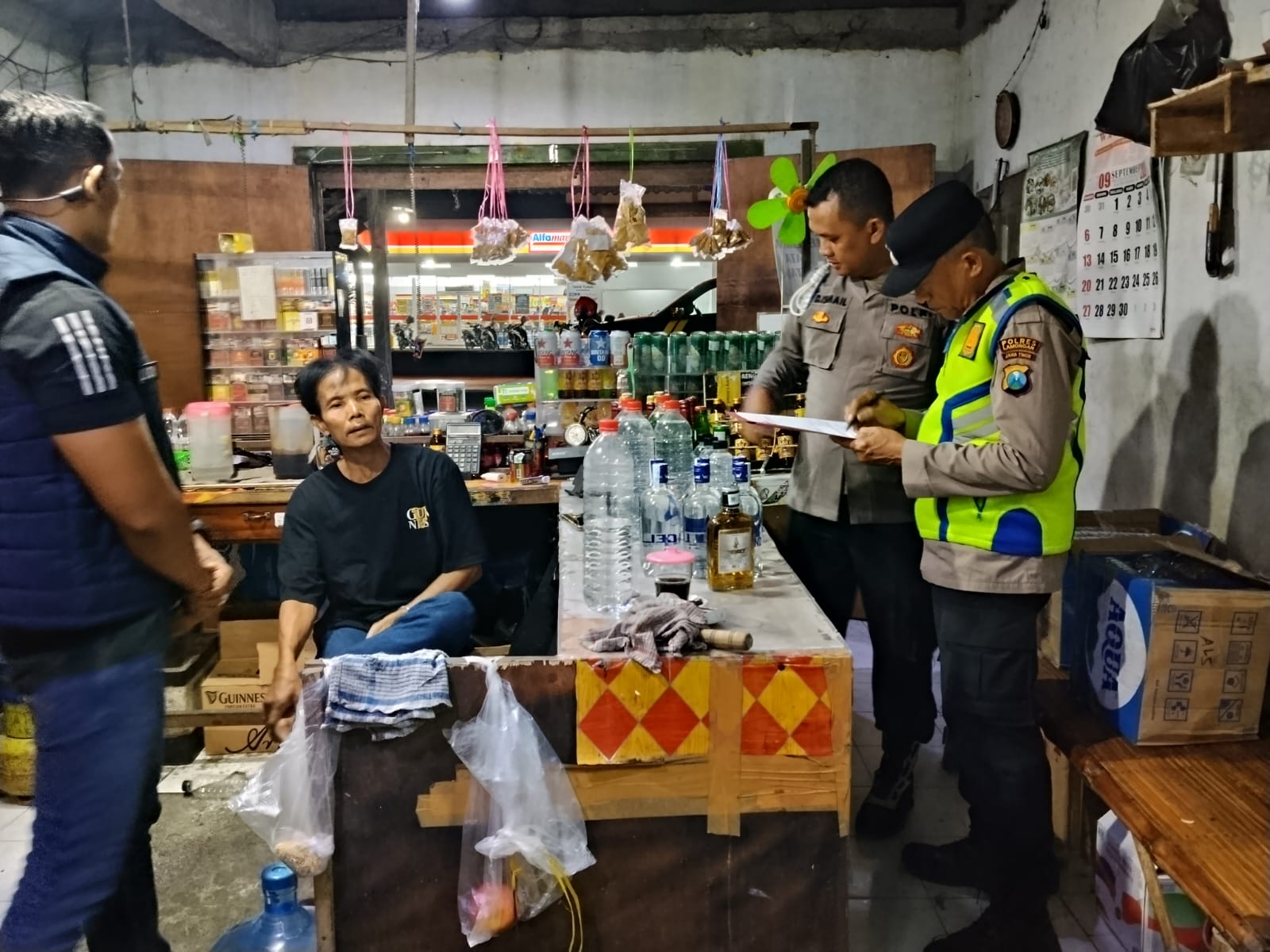 Diduga Jual Miras, Warung di Pandanpancur Lamongan Ditertibkan Polisi