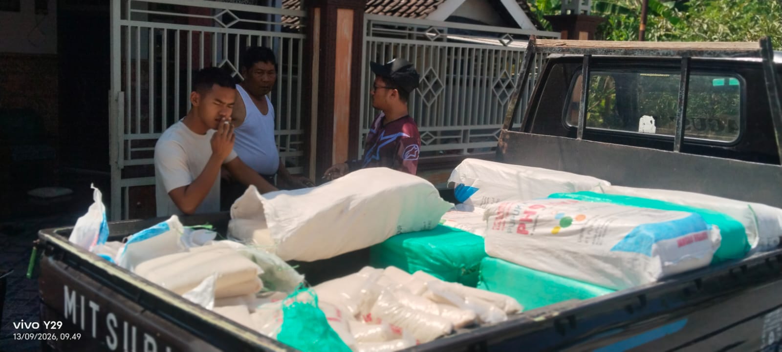 Usai Panen, Kades Sukorejo Lamongan Bagikan Beras dan Ikan Gratis ke Warga