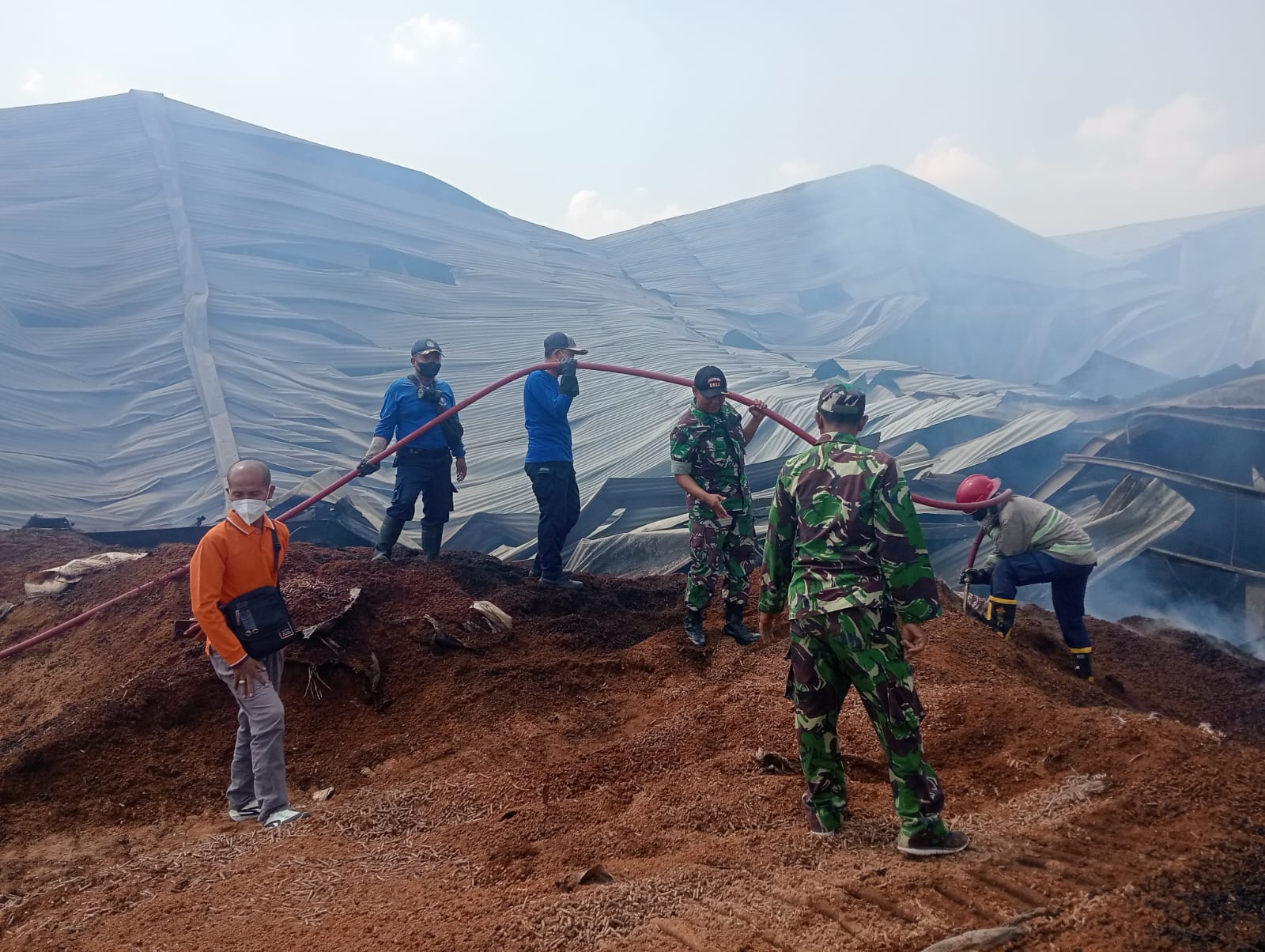 Kebakaran Pabrik Kayu Kembangbahu Lamongan, Dua Hektare Area Terdampak, Titik Api Masih Bermunculan