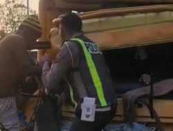 Tabrak Belakang Truk Tronton di Deket Lamongan, Sopir Colt Diesel Tewas Terjepit