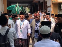 Riuh Tebuireng Sambut Gus Kikin, Ribuan Santri Kumandangkan Salawat