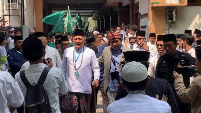 Riuh Tebuireng Sambut Gus Kikin, Ribuan Santri Kumandangkan Salawat