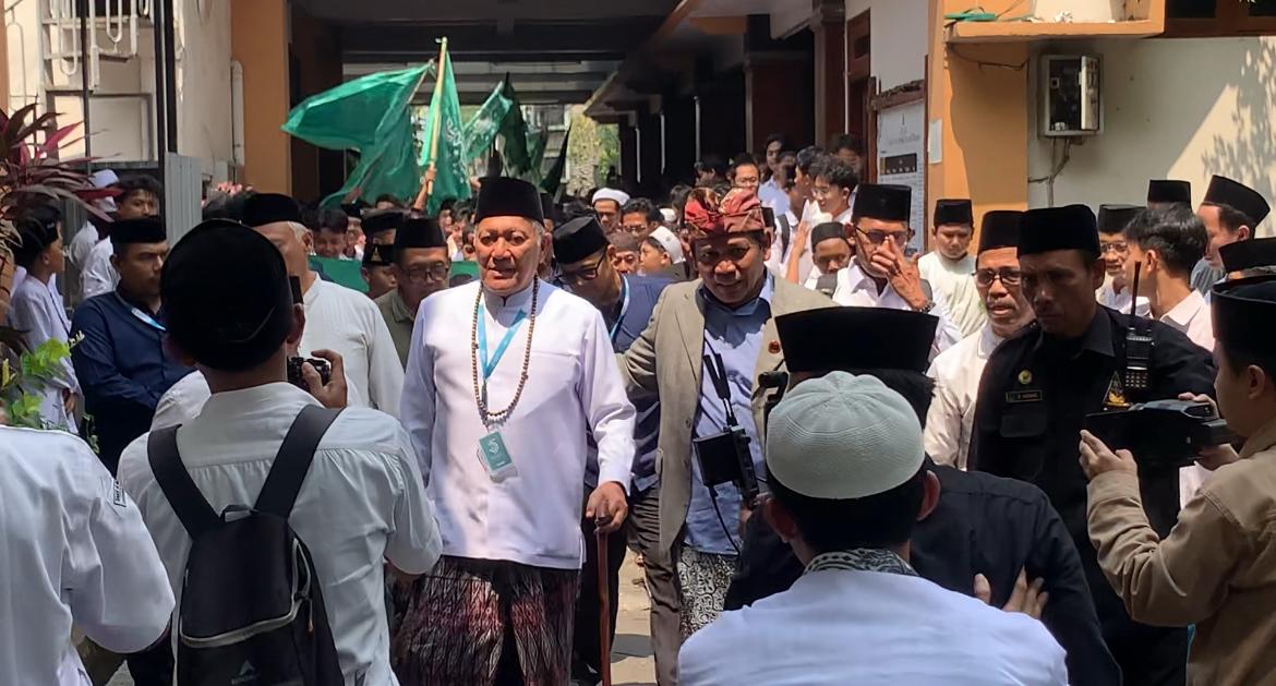 Riuh Tebuireng Sambut Gus Kikin, Ribuan Santri Kumandangkan Salawat