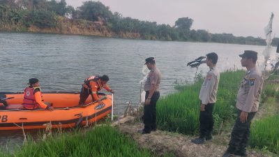 Warga Kudu Hilang di Tanggul Sungai Brantas, Tim Gabungan Temukan Sandal Kiri