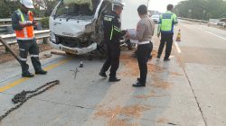 Diduga Melaju Kencang, Pick Up Box Oleng dan Tabrak Pembatas Tol Jombang-Mojokerto