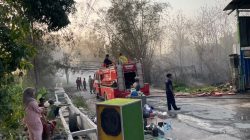 Kebakaran Lahan Denanyar Merembet ke Gudang Rongsok, Petugas Berjibaku 5 Jam
