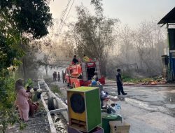 Kebakaran Lahan Denanyar Merembet ke Gudang Rongsok, Petugas Berjibaku 5 Jam