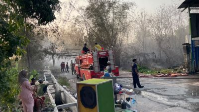 Kebakaran Lahan Denanyar Merembet ke Gudang Rongsok, Petugas Berjibaku 5 Jam