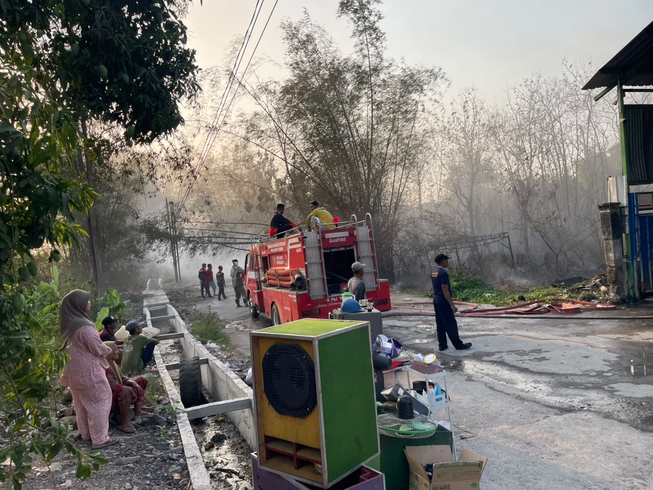 Kebakaran Lahan Denanyar Merembet ke Gudang Rongsok, Petugas Berjibaku 5 Jam