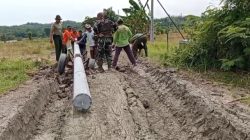 Koramil 08/Plandaan Gotong Royong Bantu Warga Pasang Tiang Listrik di Dusun Pojok