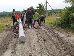 Koramil 08/Plandaan Gotong Royong Bantu Warga Pasang Tiang Listrik di Dusun Pojok