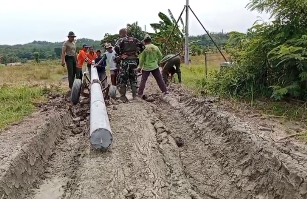 Koramil 08/Plandaan Gotong Royong Bantu Warga Pasang Tiang Listrik di Dusun Pojok