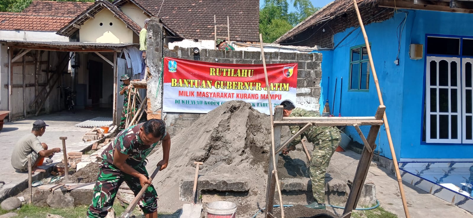 Babinsa Koramil 02/Diwek Bantu Bangun RTLH Warga Dusun Tungu, Warga Sebut Wujud Cinta TNI