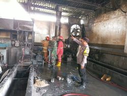 Pabrik Plastik di Sumobito Terbakar, Babinsa dan Karyawan Berjibaku Padamkan Api