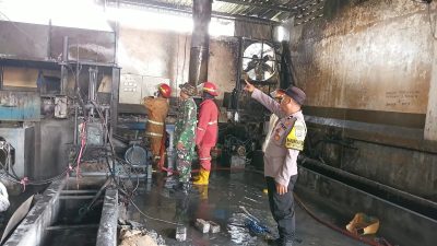 Pabrik Plastik di Sumobito Terbakar, Babinsa dan Karyawan Berjibaku Padamkan Api