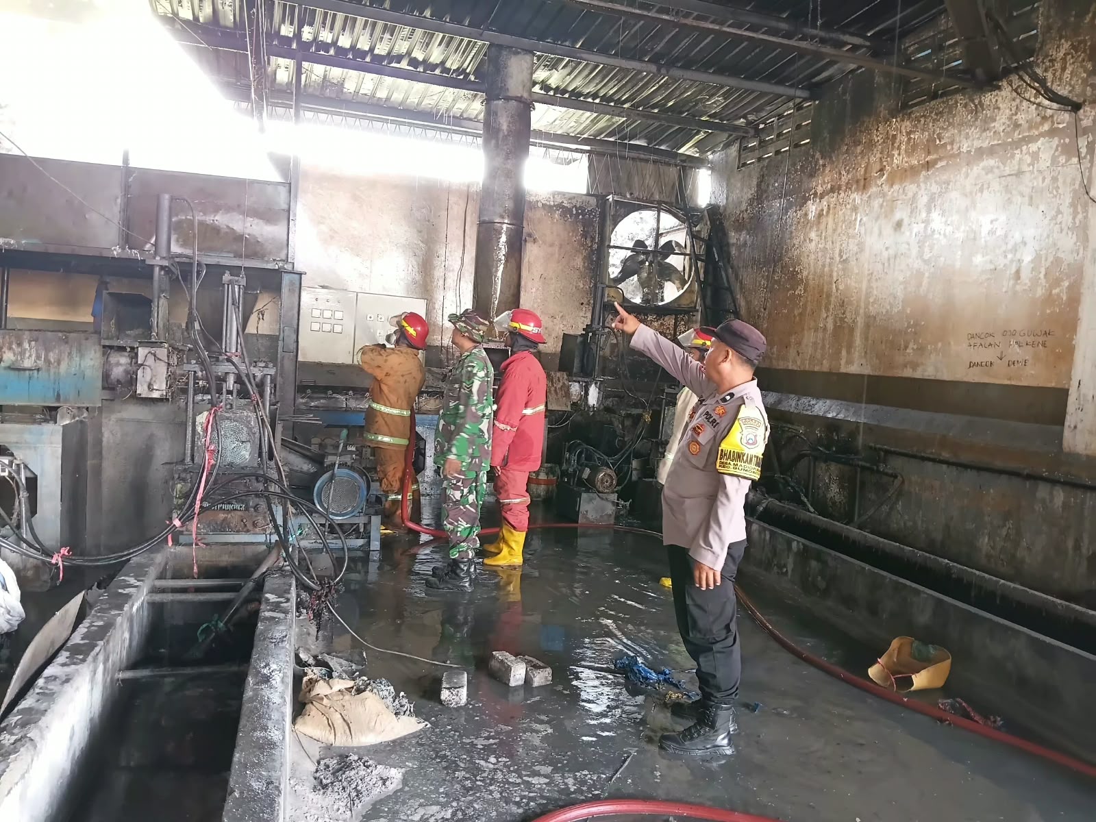 Pabrik Plastik di Sumobito Terbakar, Babinsa dan Karyawan Berjibaku Padamkan Api