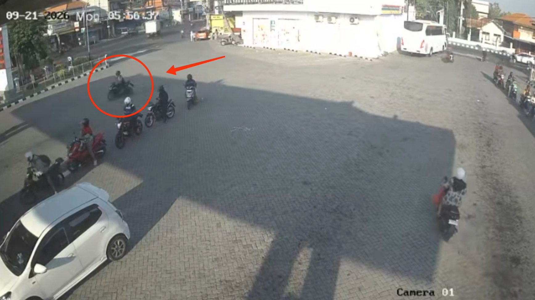 CCTV Rekam Aksi Pelaku, Motor Karyawan Pabrik Raib di Indomaret Mojongapit Jombang