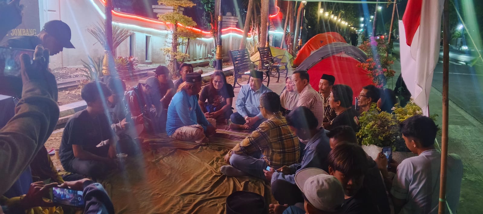 Tiga Hari Bermalam di Depan Pemkab Jombang, Akhirnya Bupati Warsubi Temui Massa FRMJ
