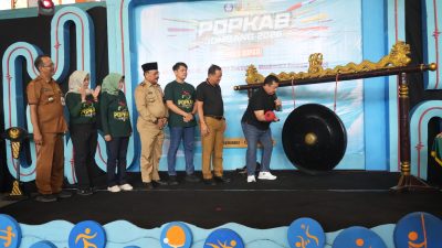 Bupati Jombang Warsubi resmi membuka event Pekan Olahraga Pelajar Kabupaten (POPKAB) Piala Bupati Jombang Tahun 2026 tingkat SMP di GOR Merdeka Jombang, Senin (21/9/2026). (Istimewa).