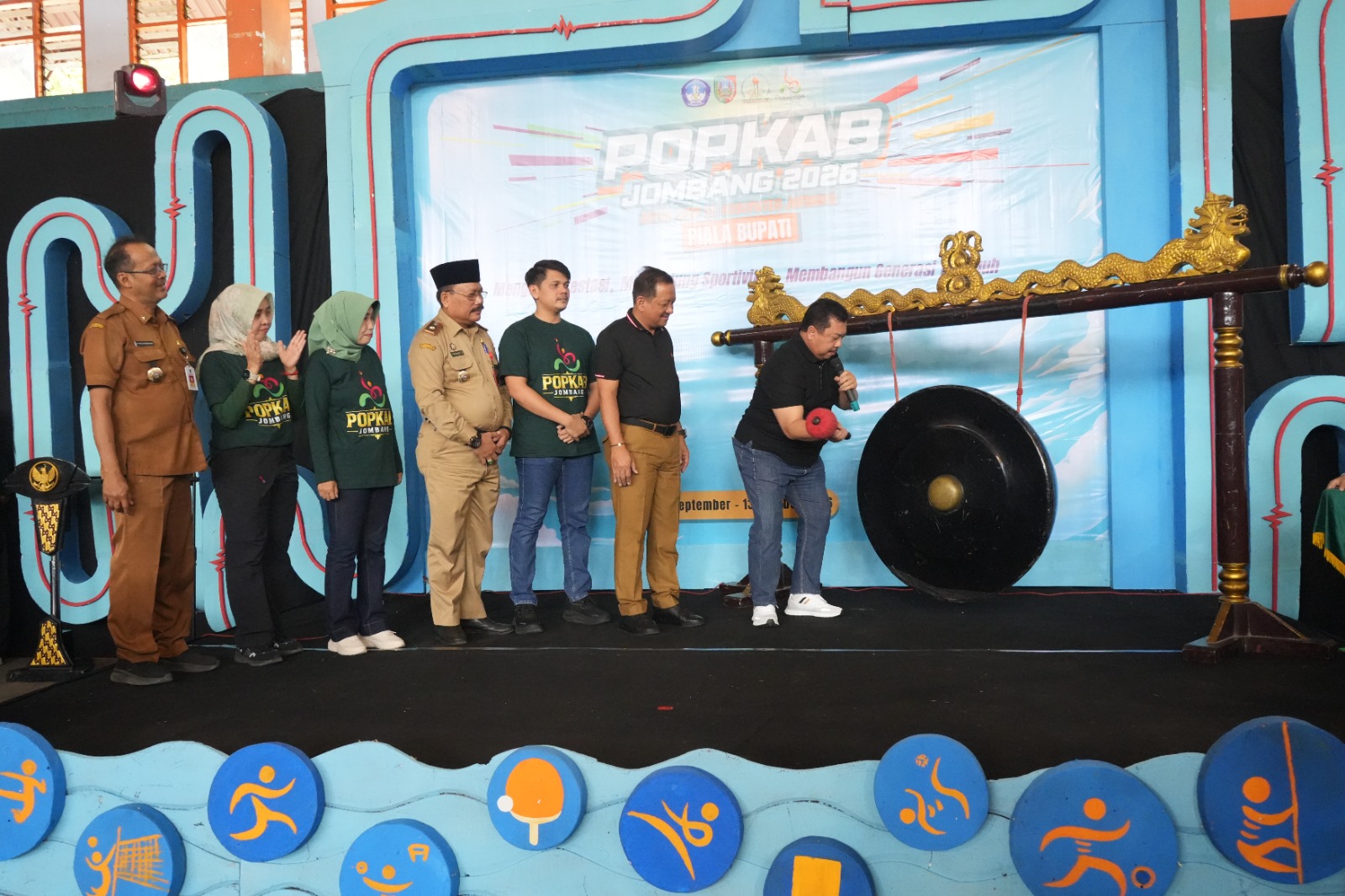 Bupati Jombang Warsubi resmi membuka event Pekan Olahraga Pelajar Kabupaten (POPKAB) Piala Bupati Jombang Tahun 2026 tingkat SMP di GOR Merdeka Jombang, Senin (21/9/2026). (Istimewa).